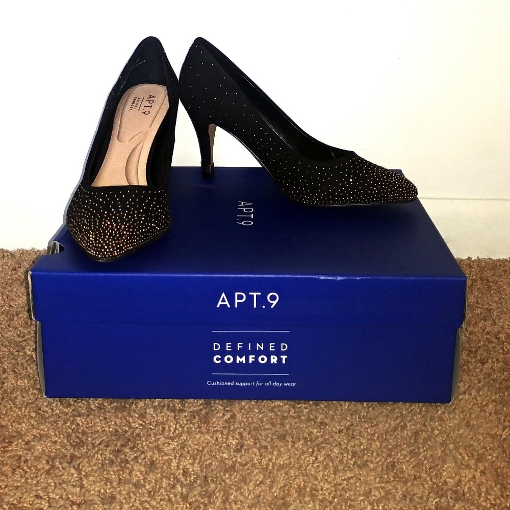 Black high heels w gold details